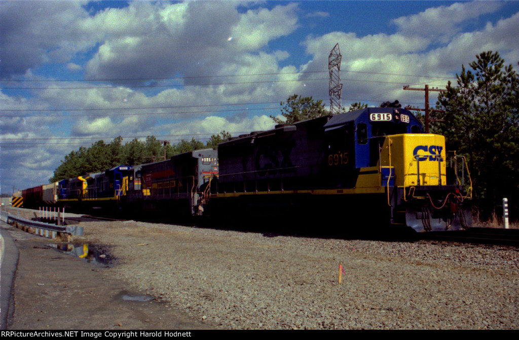 CSX 6915 leads a southbound train